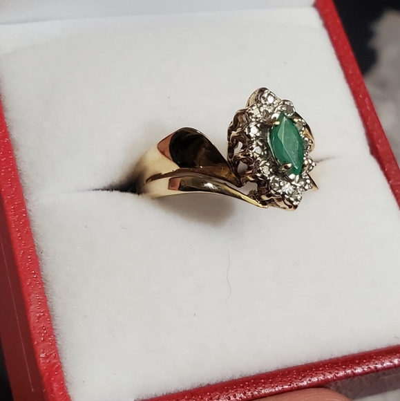 10k emerald & diamond ring size 7. Could be resized by a jeweler. Stamped 10k. G - Picture 2 of 9
